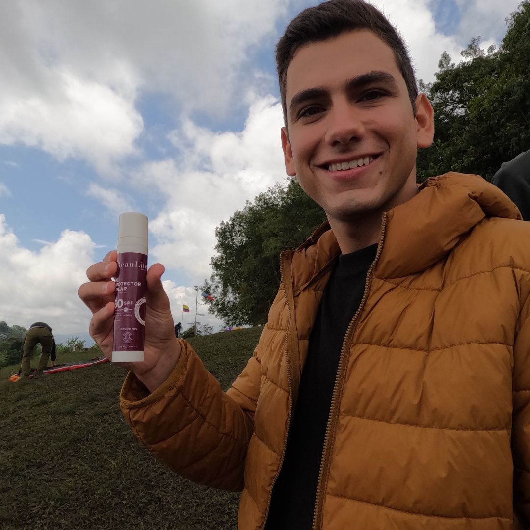 PROTECTOR SOLAR BL para Hombres - Protección 100 UVB - UVA, Resistente al Agua y al sudor, Color piel sin efecto mimo y sin efecto grasa.